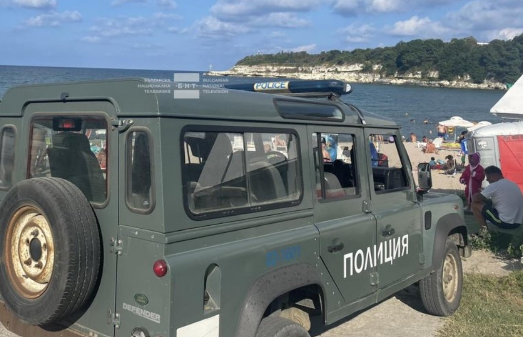 Част от централния плаж в Царево е отцепен заради сигнал